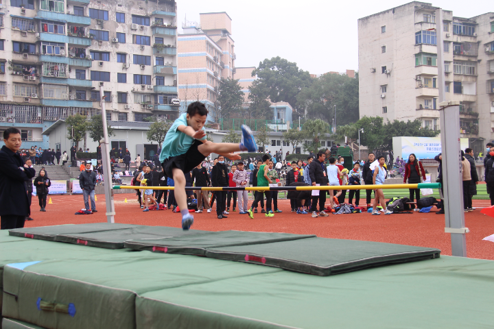 学生运动员正在参加跳高比赛 巴南融媒体中心记者 宋文励 摄.jpg