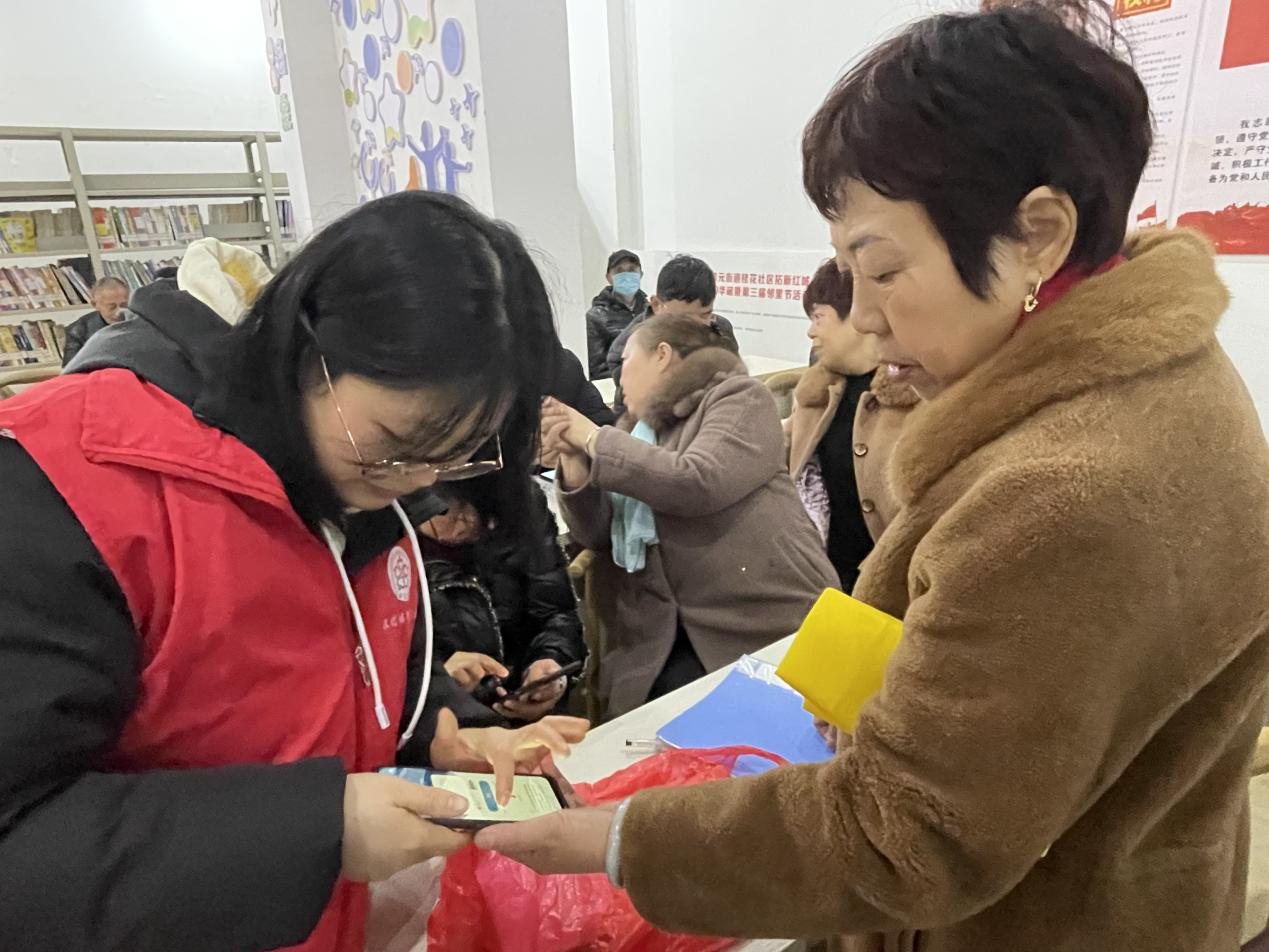 2021年12月9日区文化旅游委&ldquo;传递书香&rdquo;志愿服务小队在拓新红城分馆开展&ldquo;常青e路 幸福夕阳&rdquo;老年人数字阅读培训活动.png