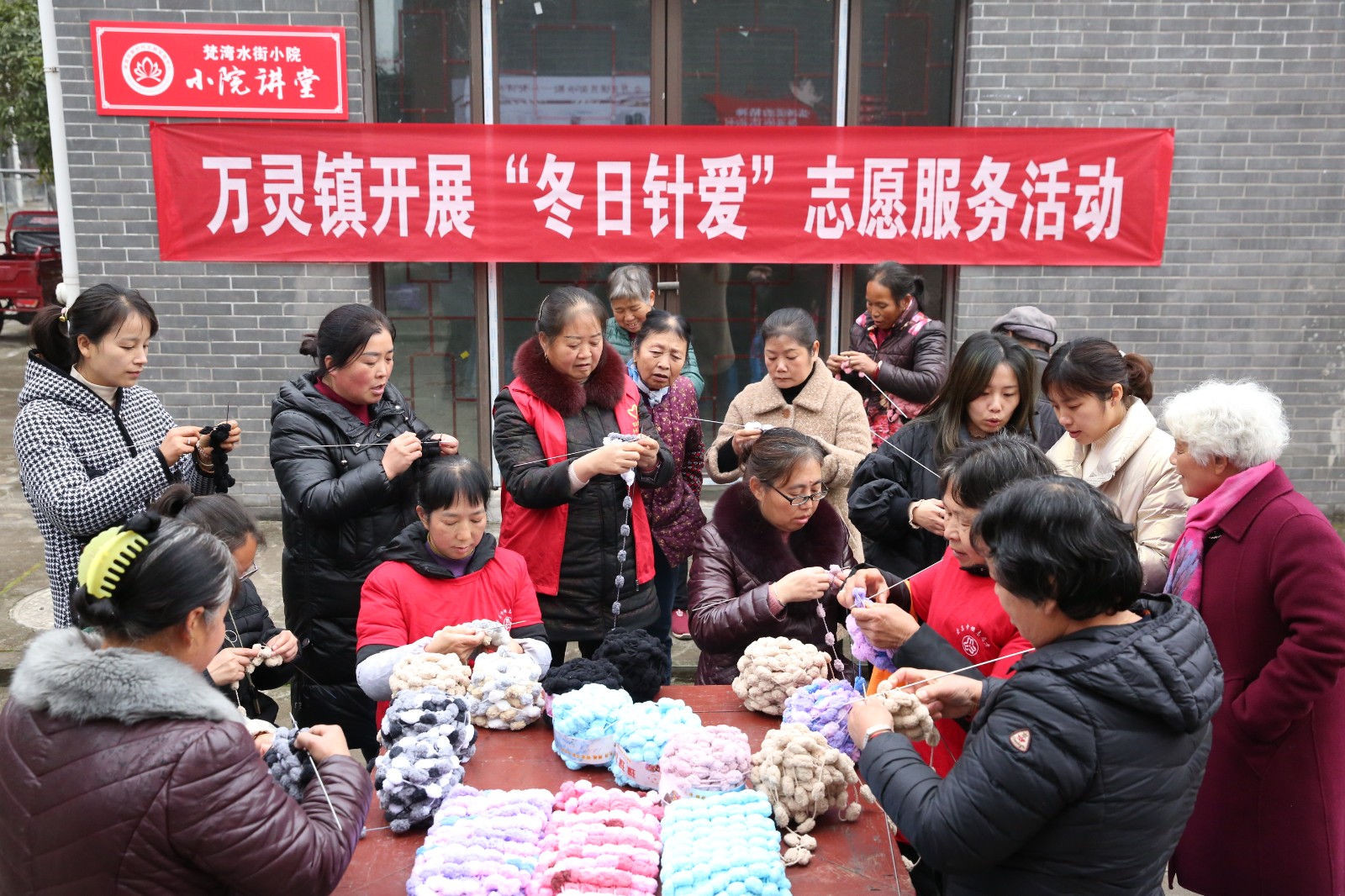 20211215 万灵镇开展红樱桃&ldquo;冬日针爱&rdquo;志愿服务活动-02.jpg