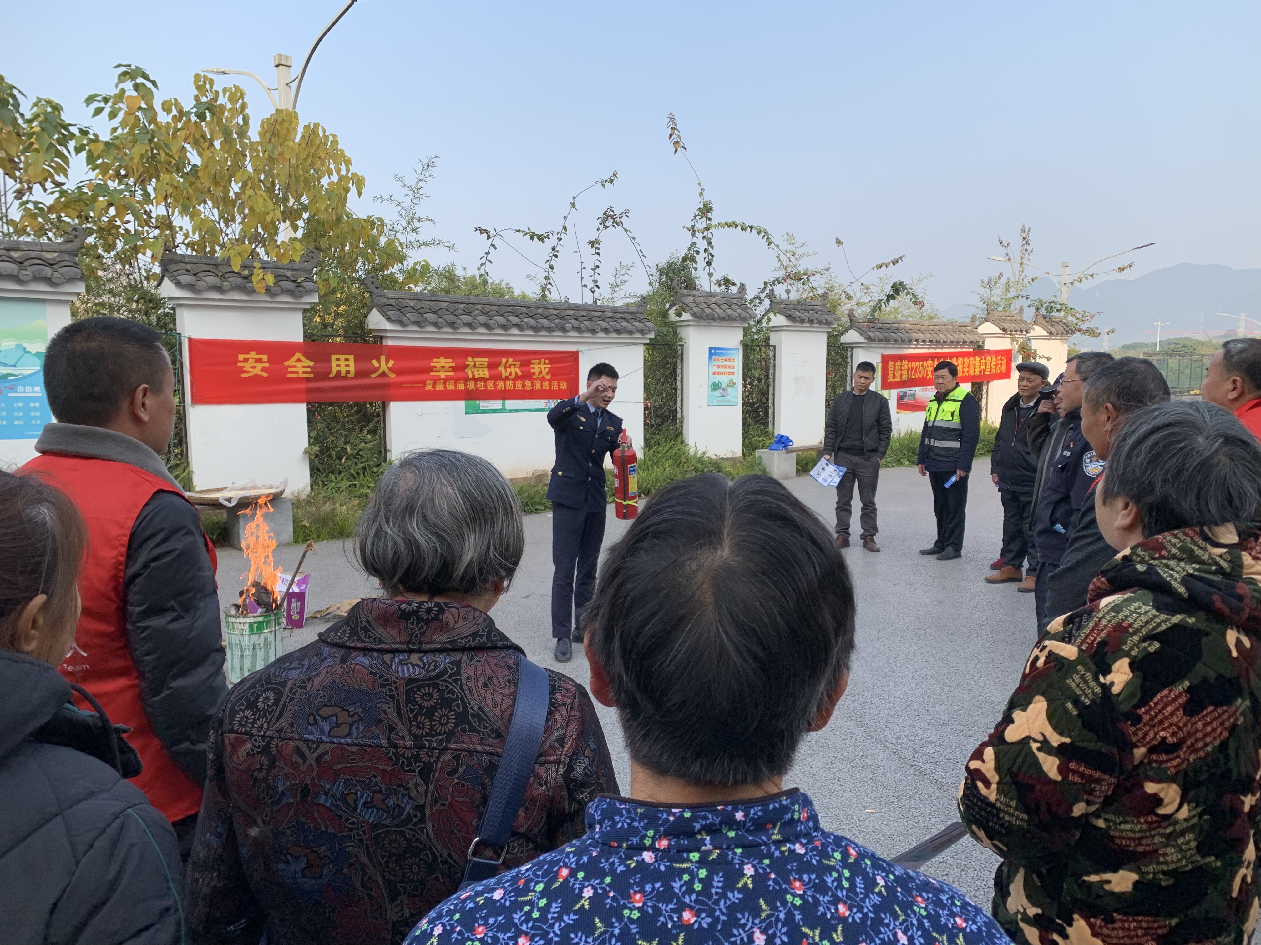 教官授课，讲述如何使用灭火器.jpg