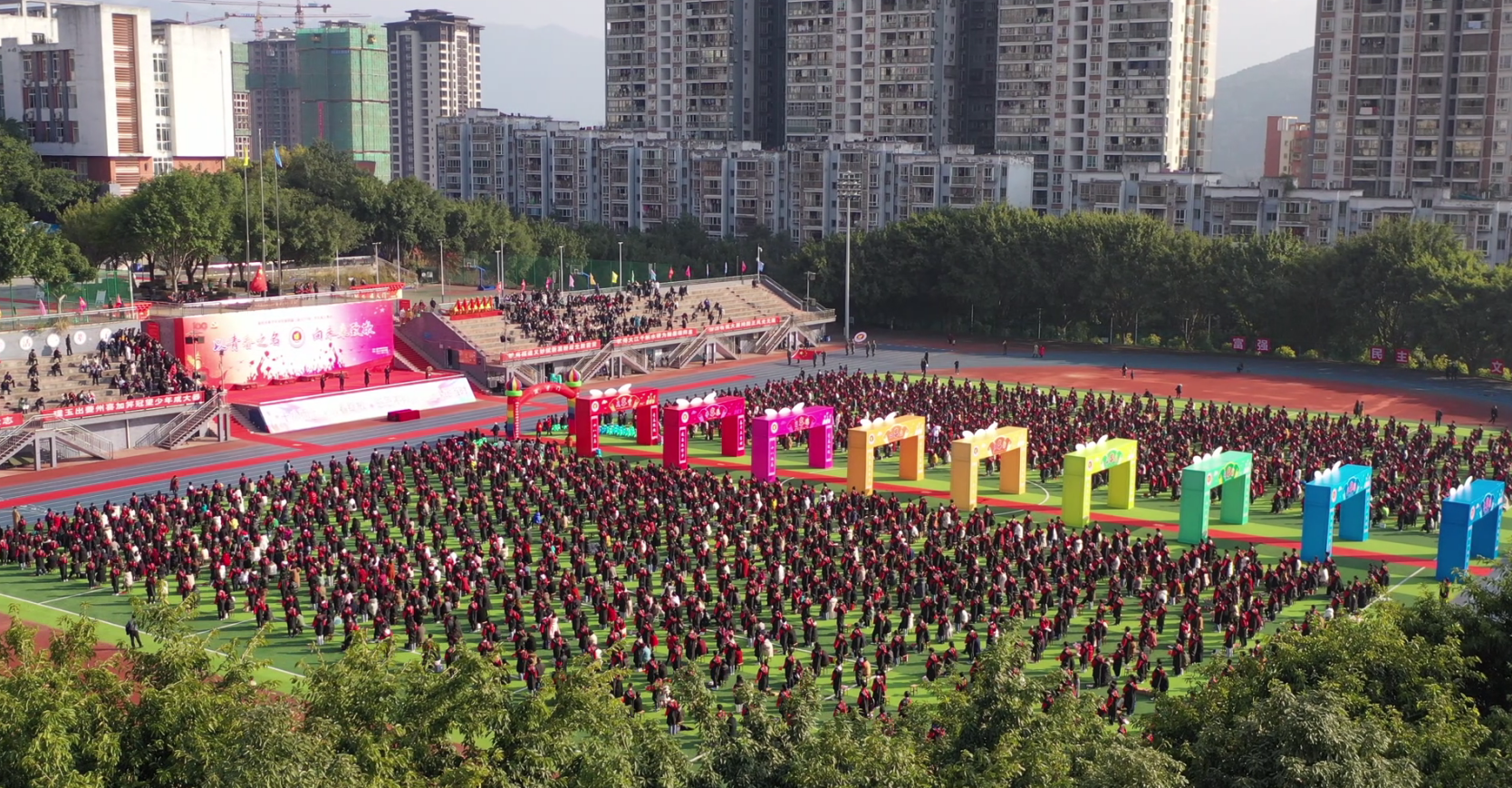 以青春之名向未来致敬奉节中学举行第四届学生成人典礼