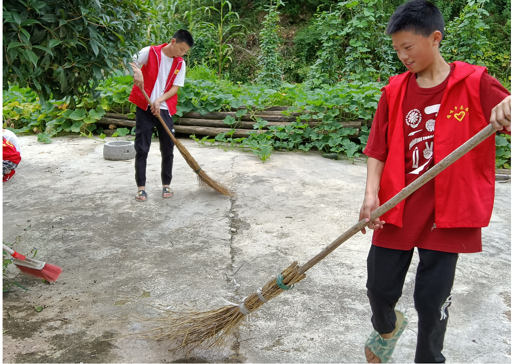 小小志愿者清扫马路.png