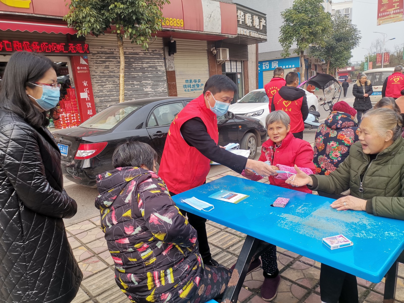 2021年12月23日，双河街道沿河街社区联合区财政局机关一、二支部在街道场镇开展&ldquo;支部联建.我为群众办实事&rdquo;志愿活动 (2).jpg