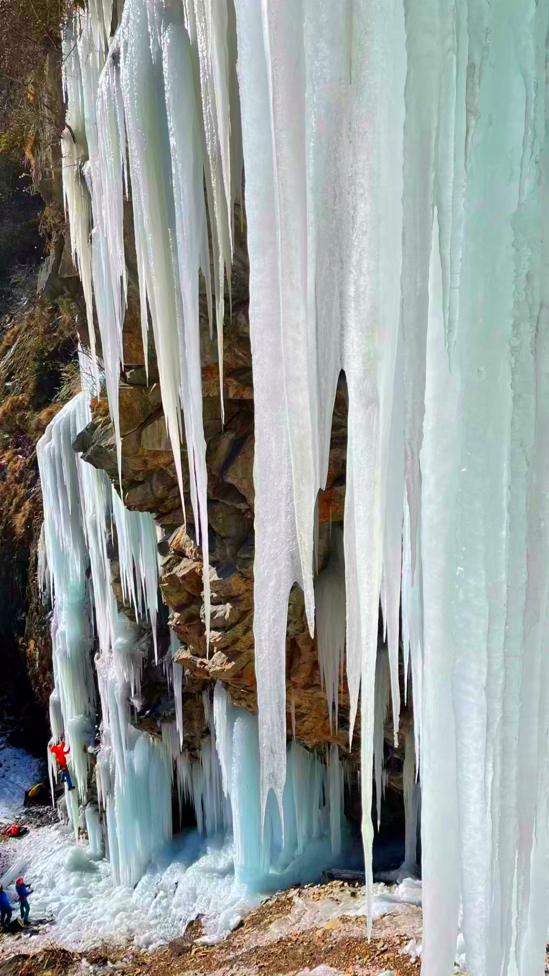 山间缓缓流淌的溪流