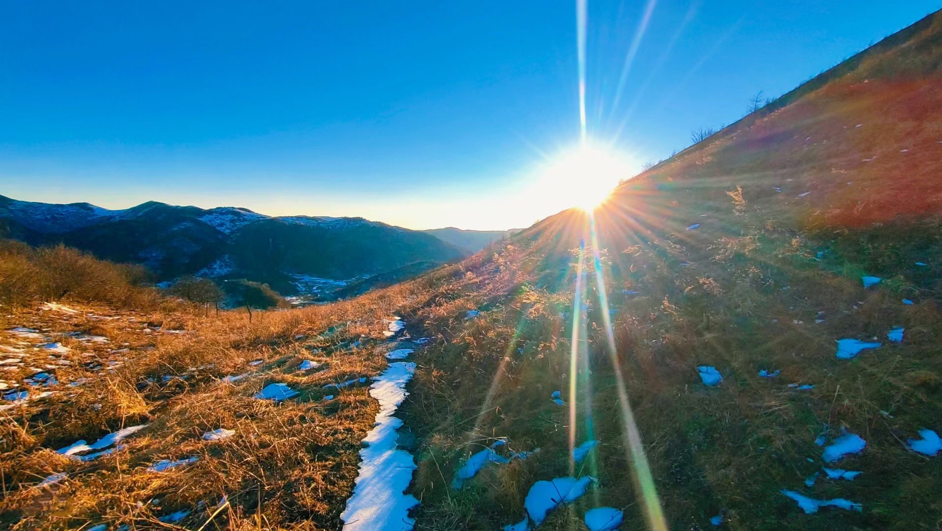 金灿灿的阳光洒向大地,白雪深深浅浅地覆盖着高山草甸,沐浴阳光,折射