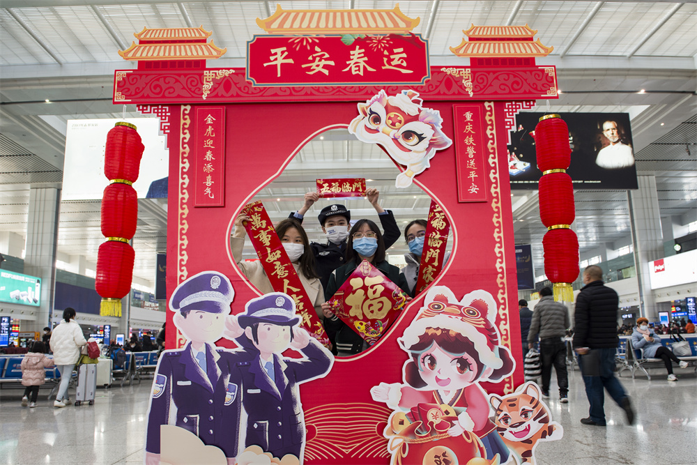 旅客与民警合影留念.jpg