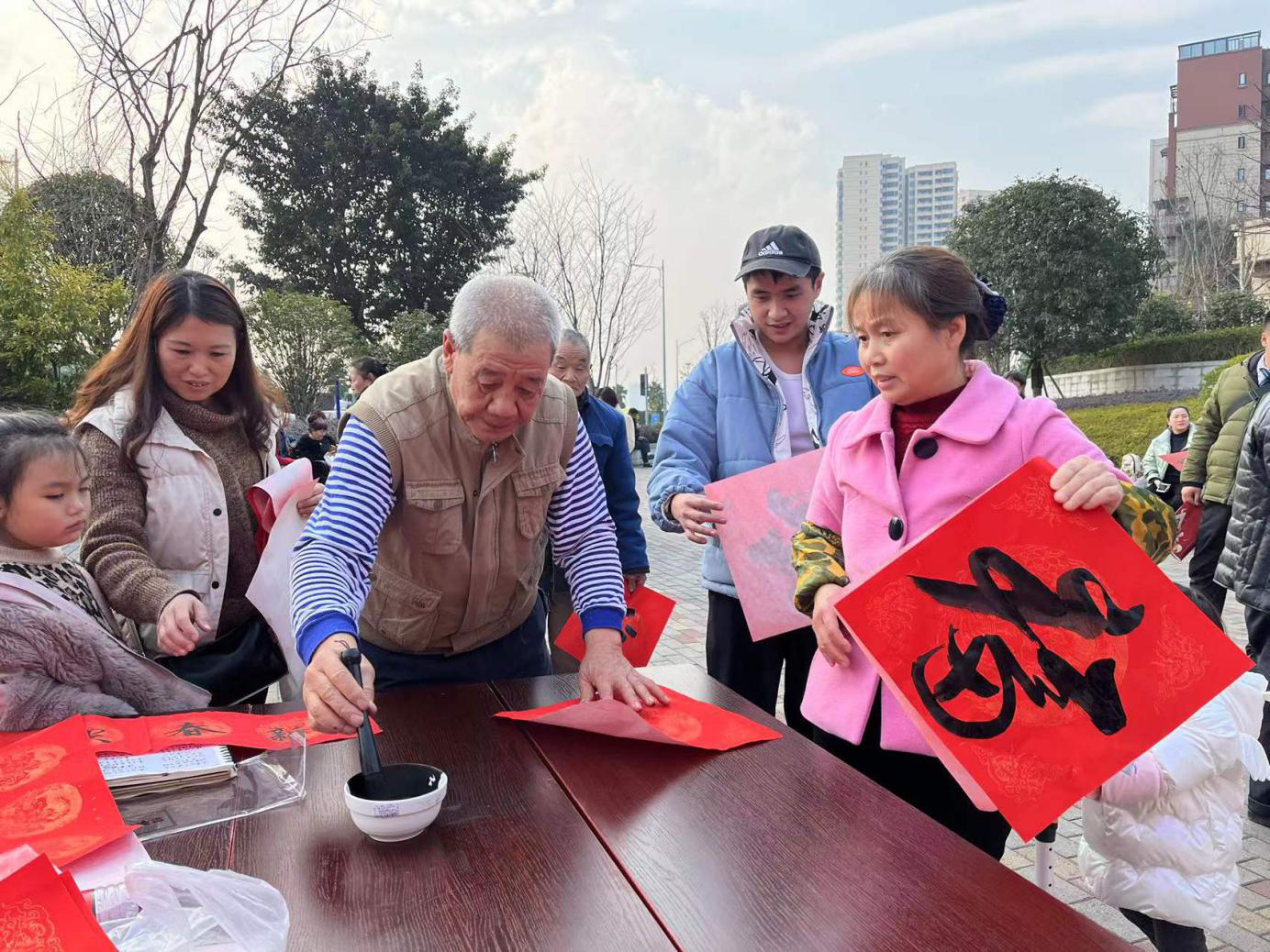 20220119翰墨飘香送春联，福虎生旺迎新春：花溪街道狮子坪社区开展迎新春活动2.png