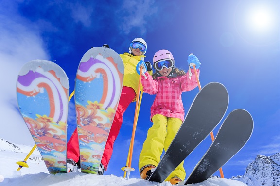 滑雪、 滑雪、 太阳和冬天的乐趣 &mdash; &mdash; 享受滑雪度假的滑雪者.jpg