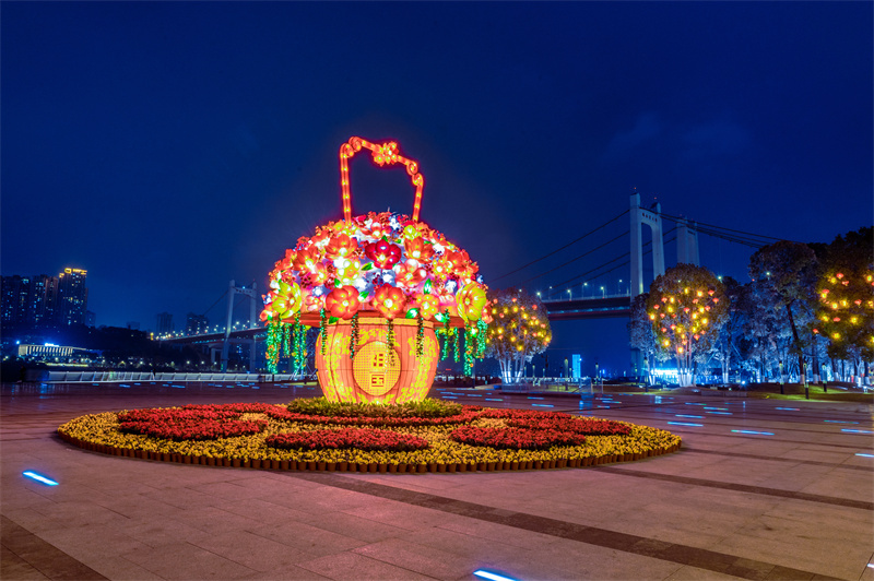 新春佳节来临之际,位于九龙坡区的九龙滩迎春灯饰已经装扮好了,吸引了