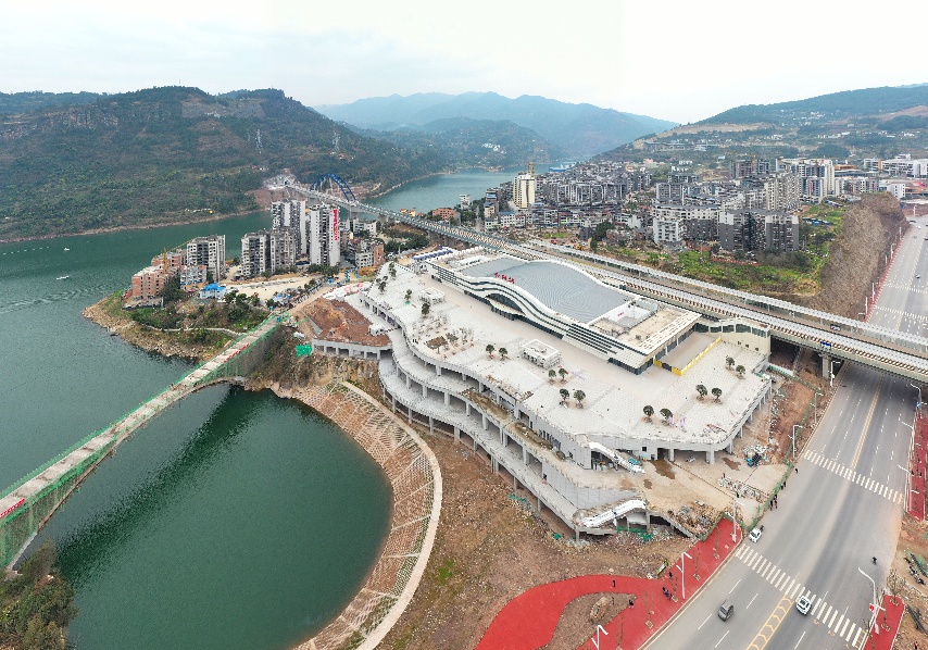 摄郑渝高铁郑万段全长818公里,设计时速350公里,线路起于河南省郑州市