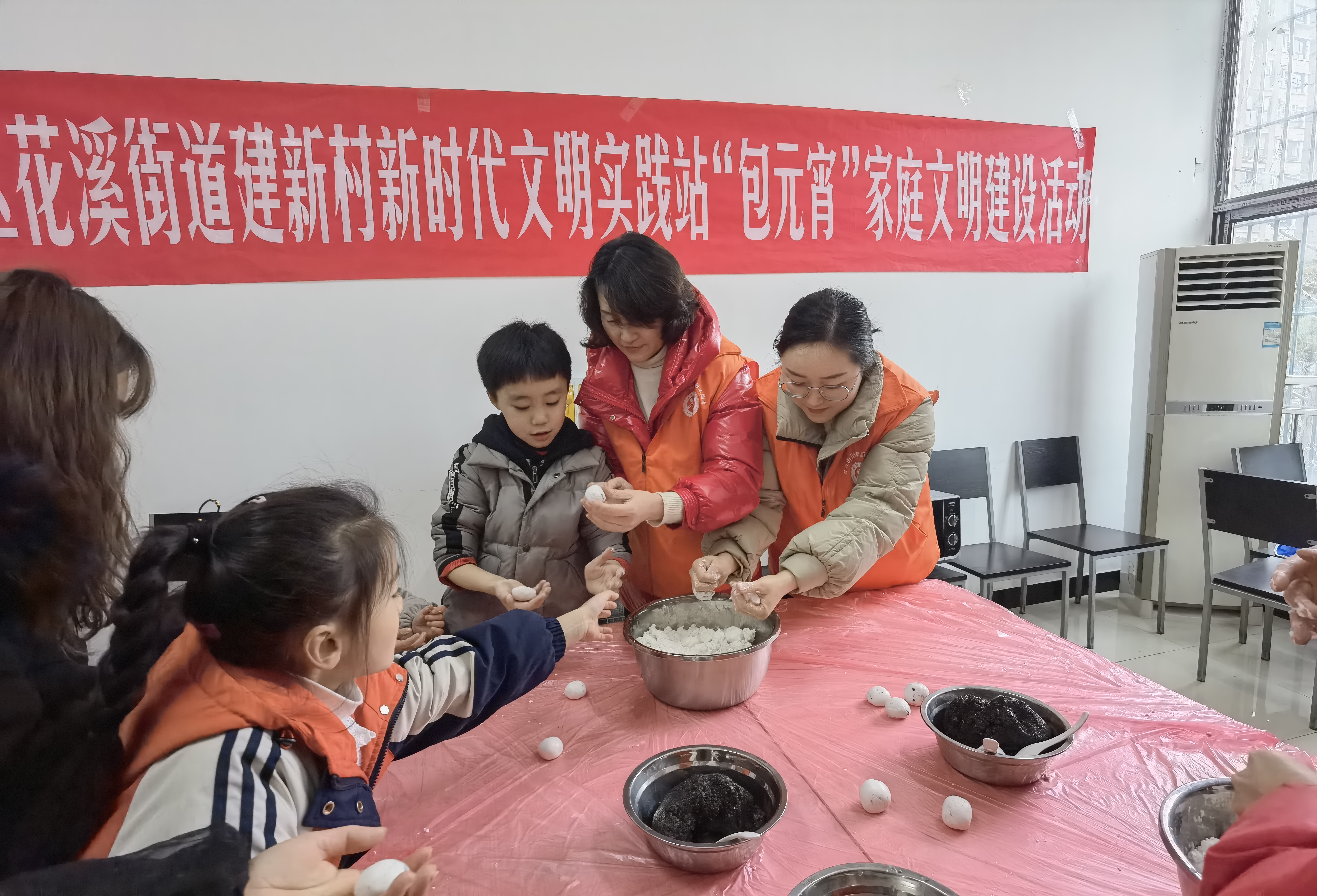 花溪街道建新村新时代文明实践站开展&ldquo;包元宵&rdquo;家庭文明建设活动1.jpg