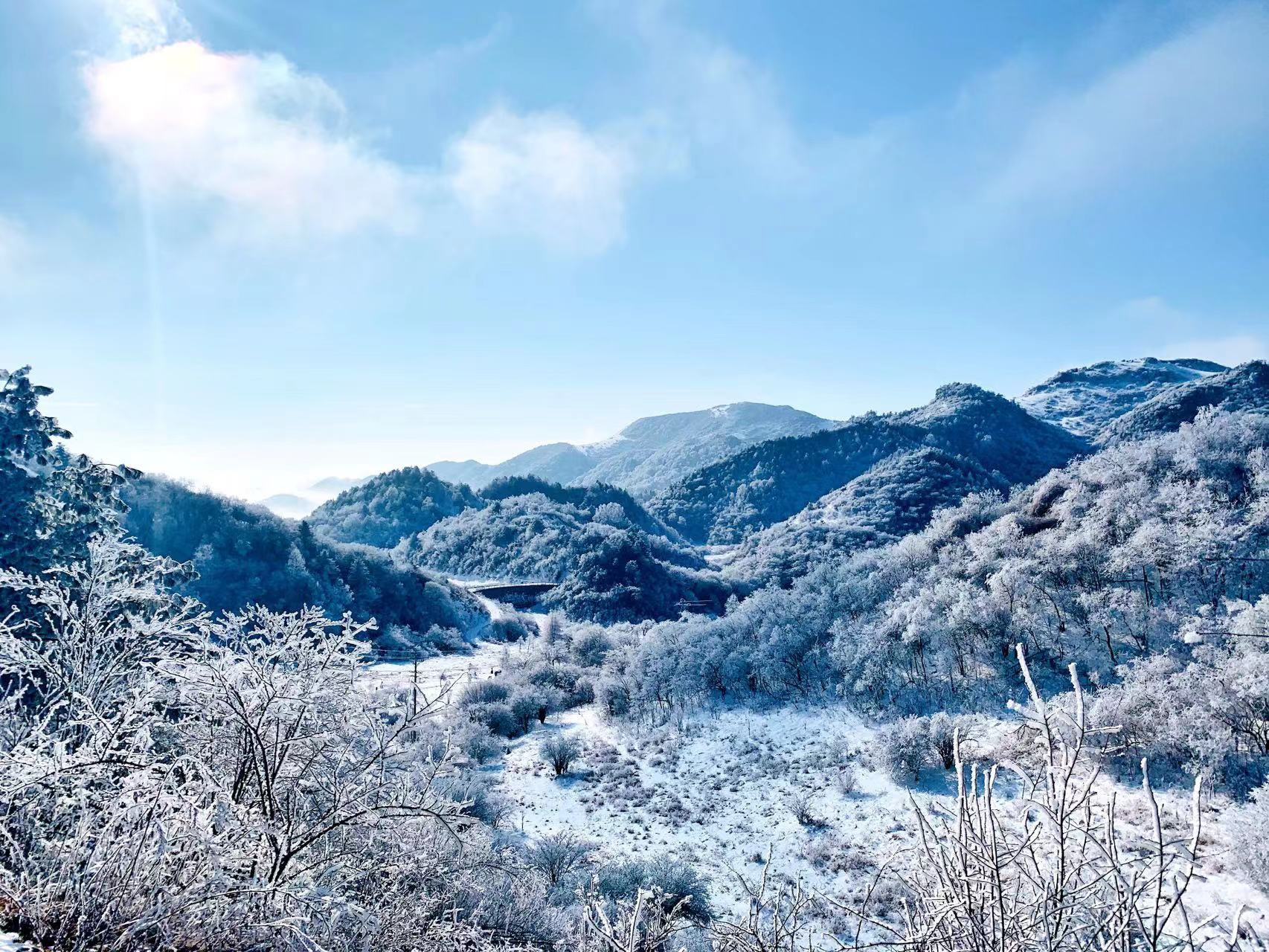 重庆城口雪后高山草甸美如画