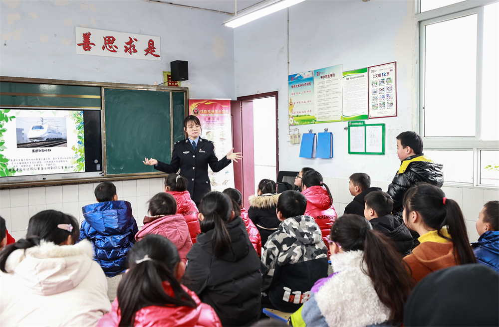 2月22日,民警组织金沙小学的学生开展互动问答.jpg