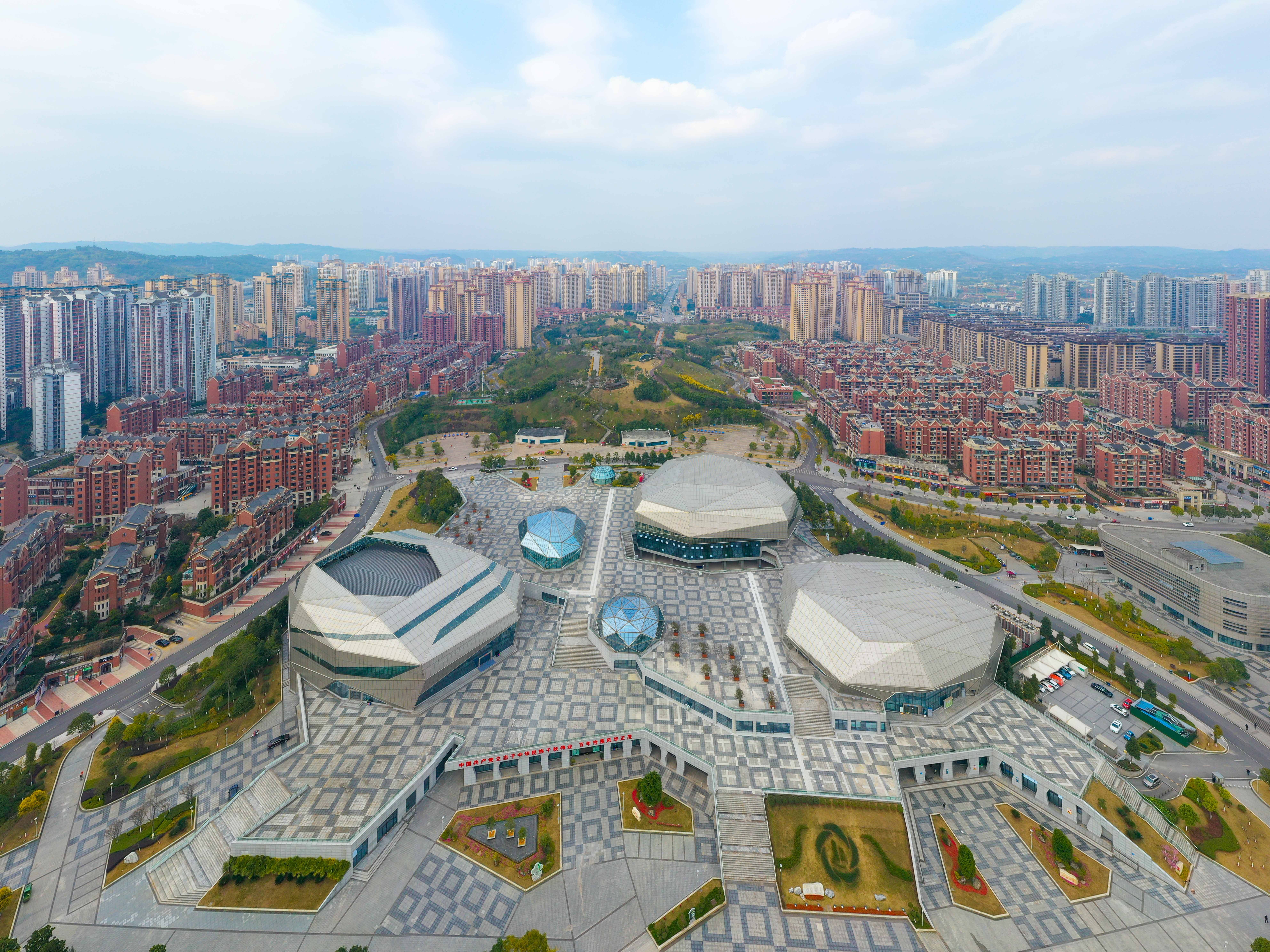 蓝天白云衬城市美景-大足手机台