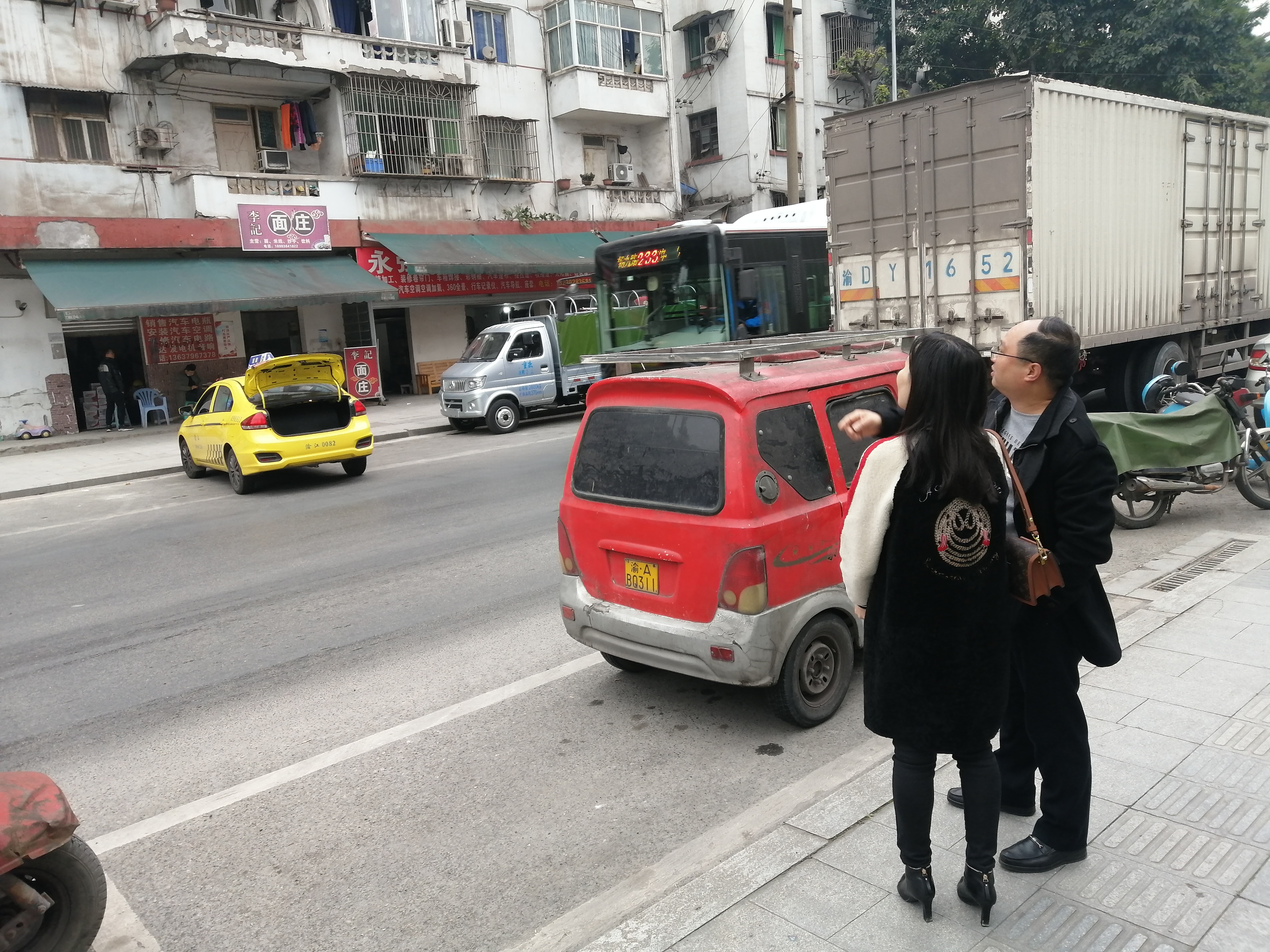 消除事故隐患，助力安全出行：花溪街道土桥正街社区迅速处理高空水泥脱落事件 (2).jpeg