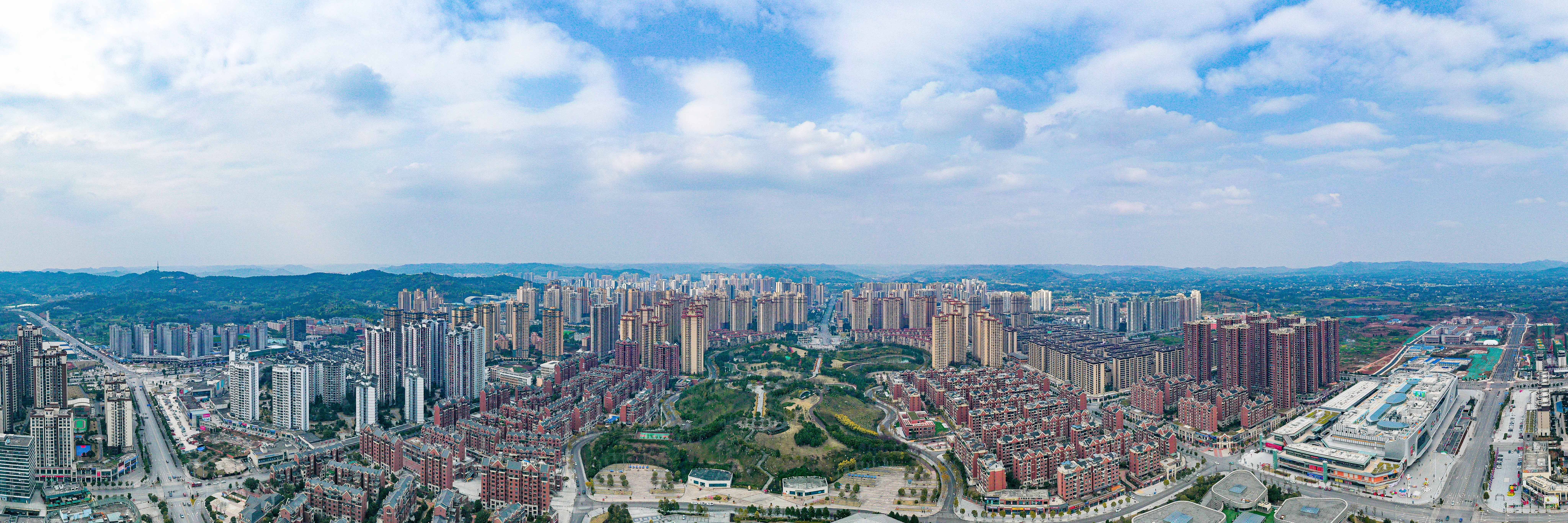 蓝天白云衬城市美景