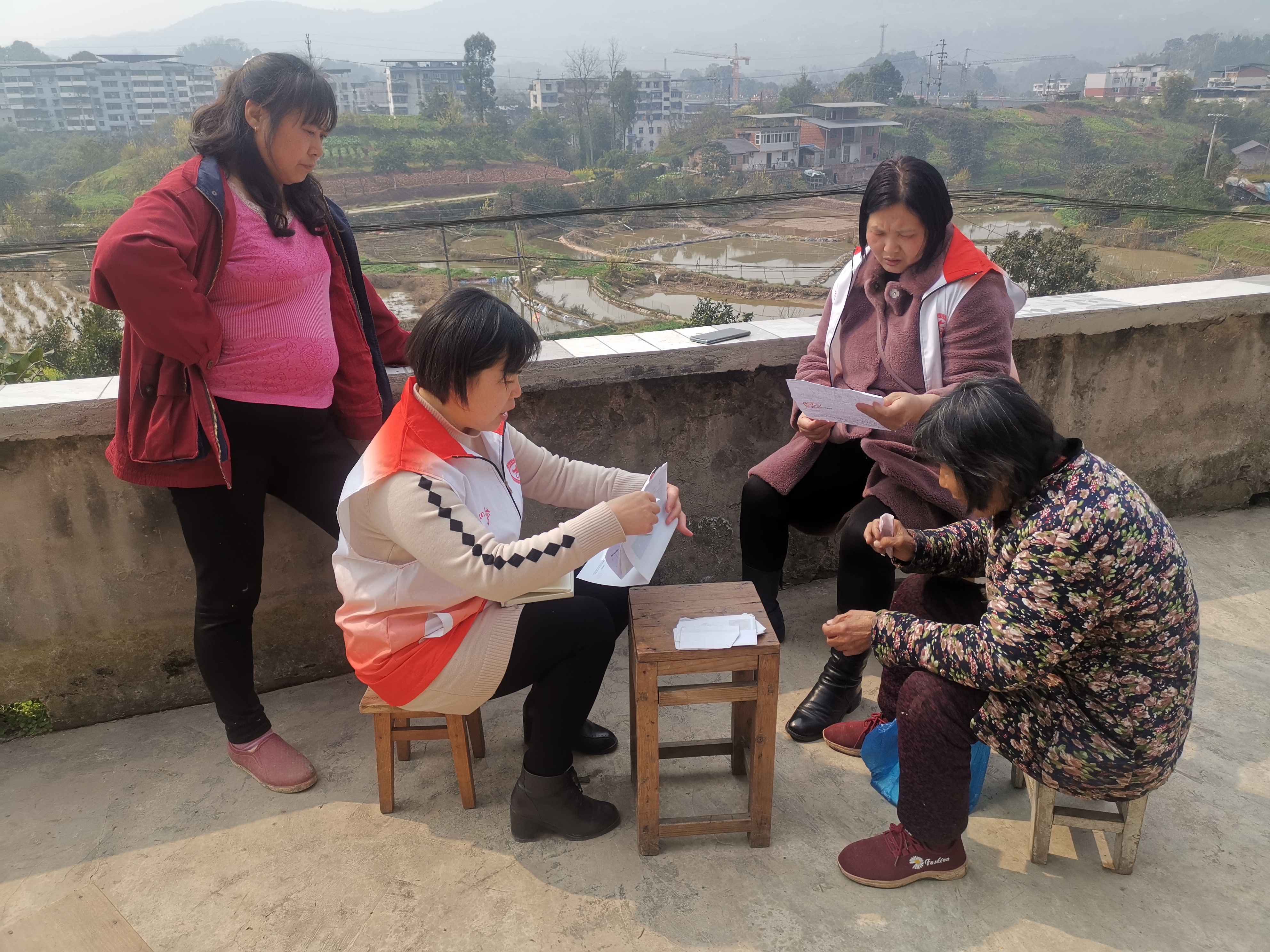 7.龙洲湾街道沿河村开展关爱两癌妇女的志愿服务活动照片.jpg