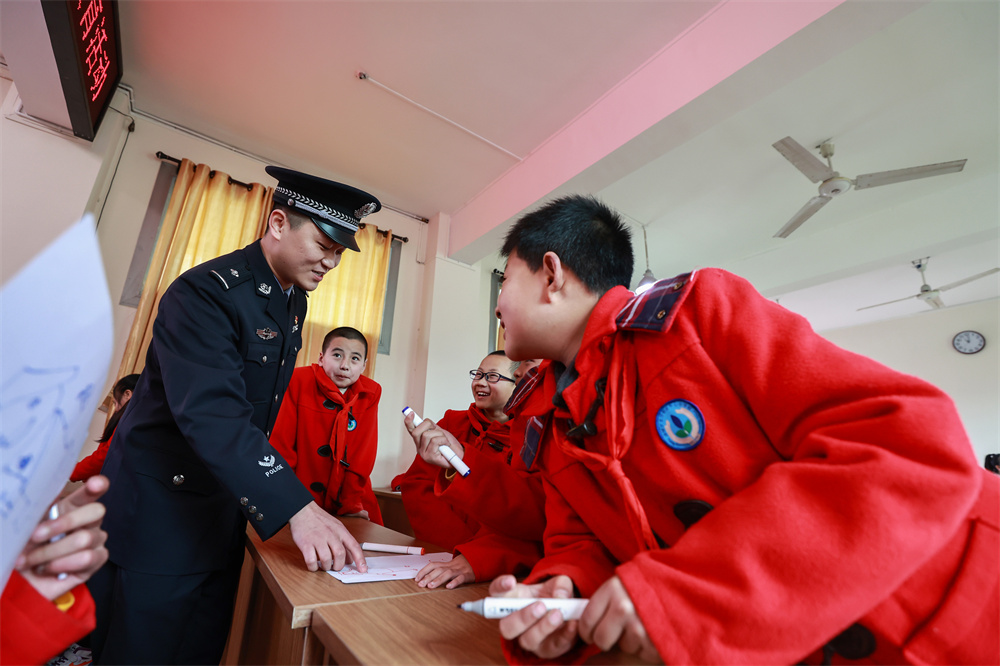 3月4日，民警组织龙桥街道中心小学校的学生开展&ldquo;我心中的雷锋&rdquo;绘画活动。.jpg