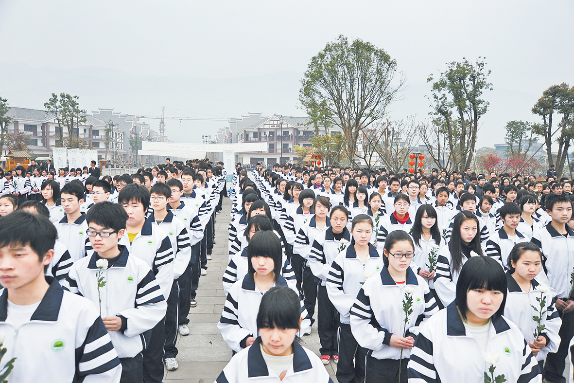 学生们集体瞻仰赵世炎塑像。         陈碧生摄