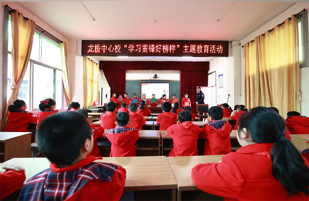 3月4日，民警组织龙桥街道中心小学校的学生开展集中朗诵活动。.jpg