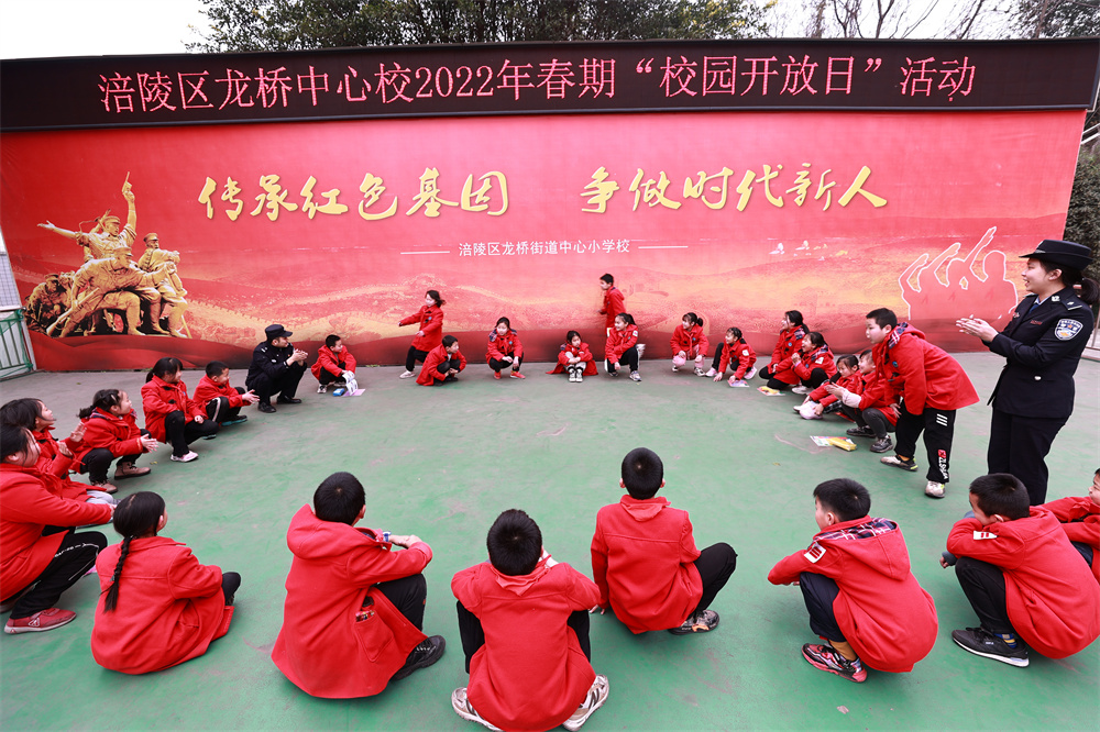 3月4日，民警组织龙桥街道中心小学校的学生开展&ldquo;丢手绢&rdquo;互动游戏。.jpg