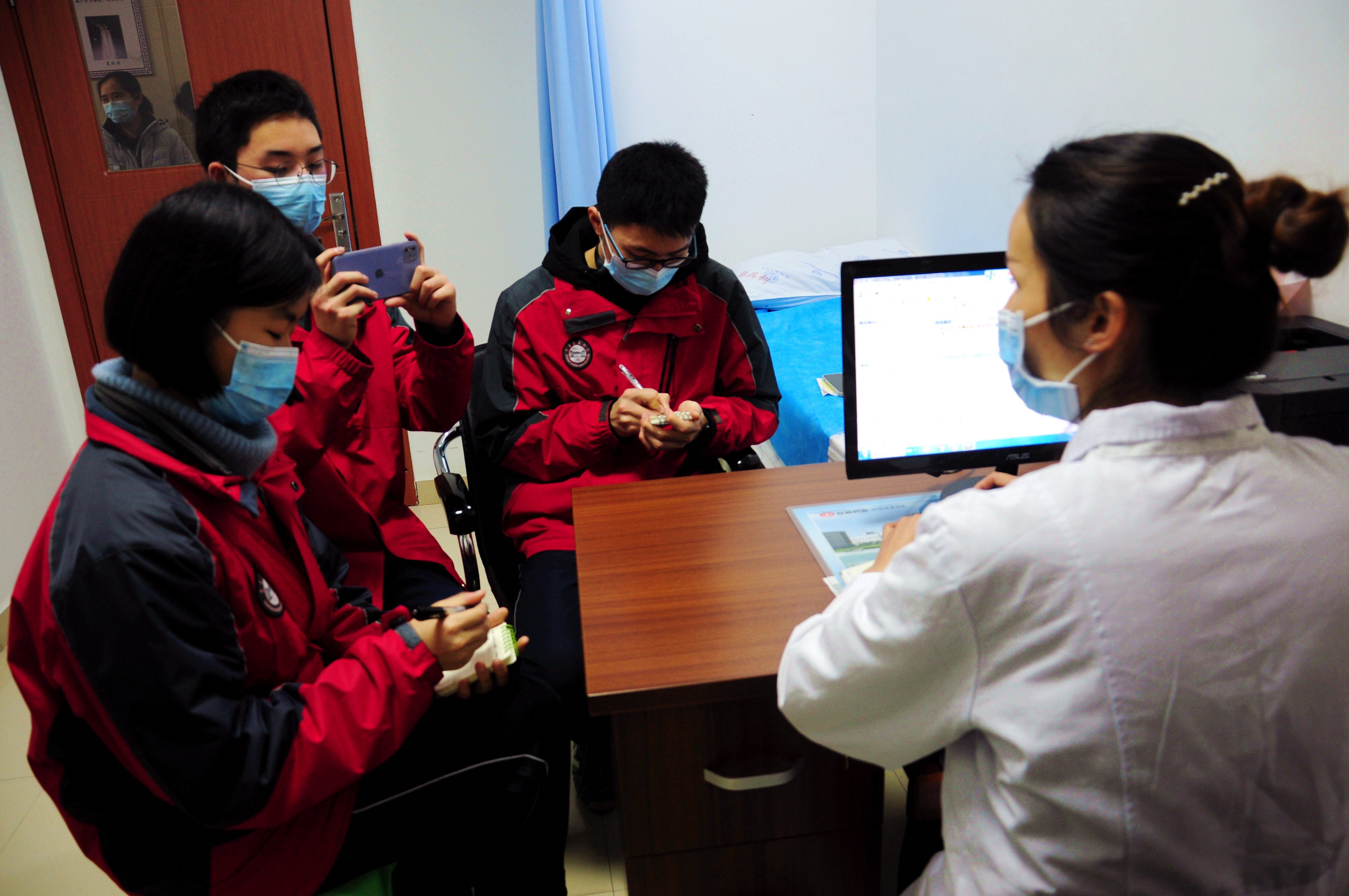 三八妇女节綦江学生致敬抗疫女英雄