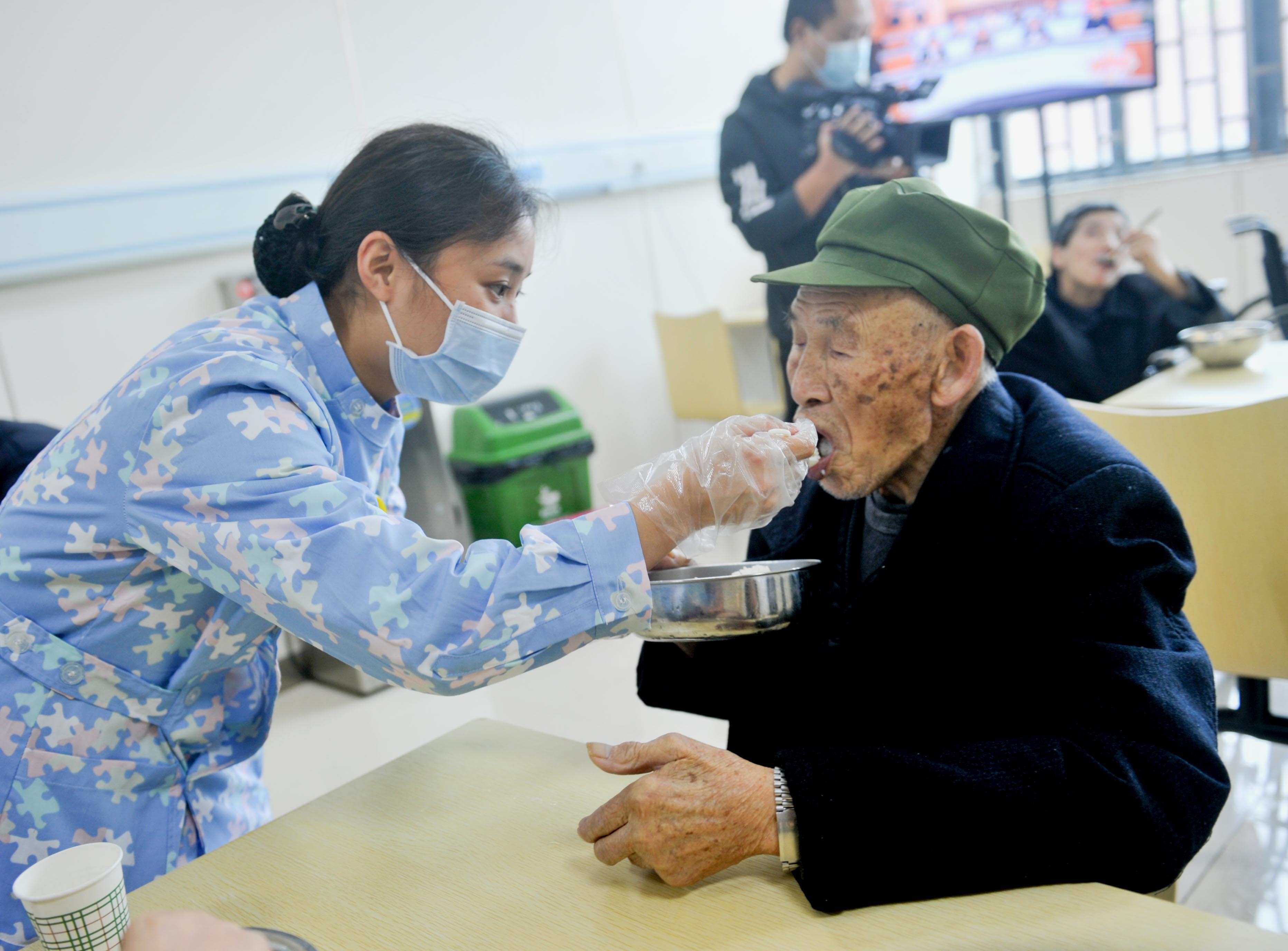 关爱敬老院老人图片图片