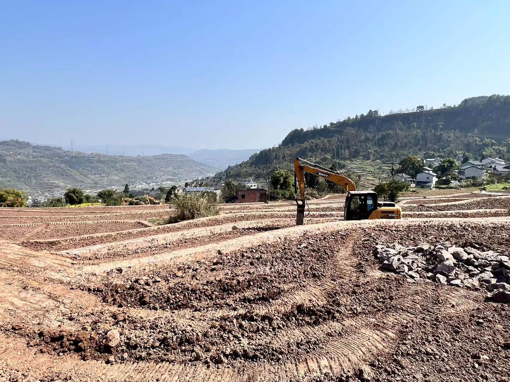 3月11日,重庆綦江区东溪镇巩固村,工人们正抓紧进行高标准农田建设