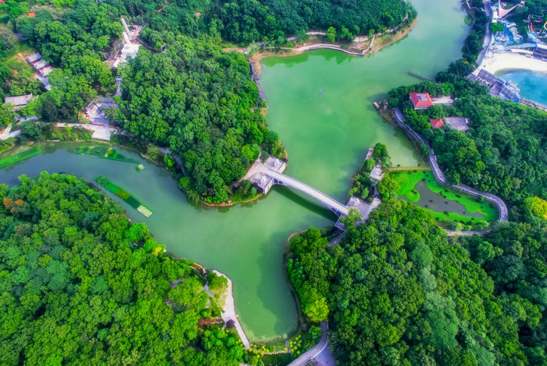 華巖湖位於九龍坡區國家4a級景區重慶華巖旅遊區內,近年來,該區通過水