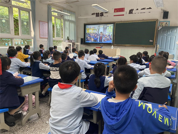 九龙小学校分会场通过直播参与典礼。九龙坡城市管理局供图 华龙网发