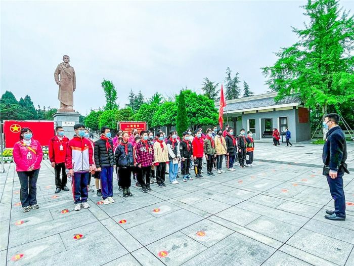 留守儿童在闇公陵园祭扫。
