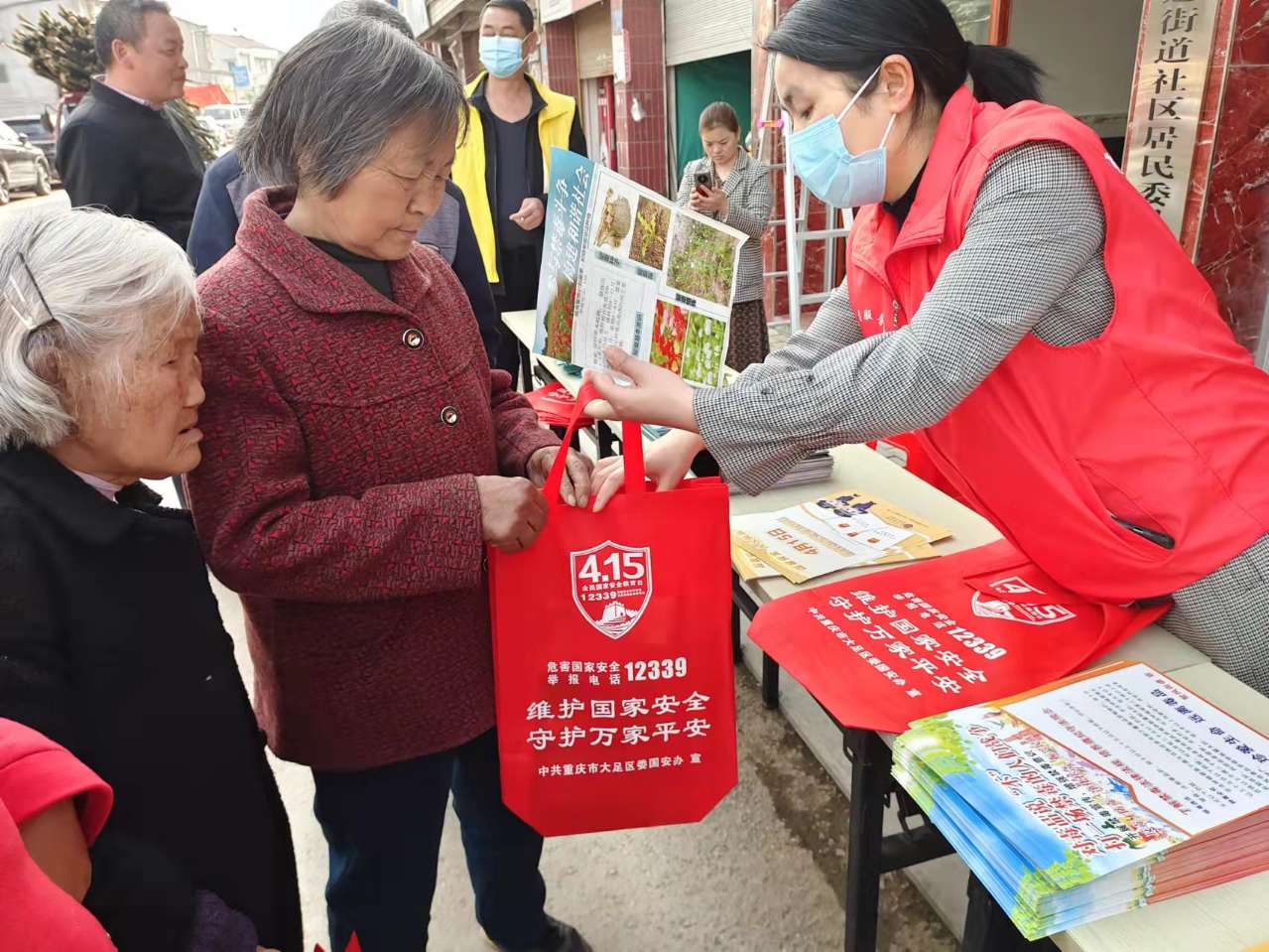 街道人大工委副主任唐杰发放宣传资料.jpg