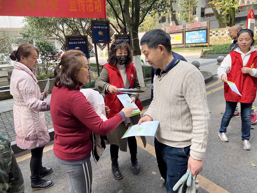 沙坪坝街道组织建工村社区工作人员、志愿者一起开展&ldquo;全民动手共同缔造山城美丽家园&rdquo;主题活动2.png