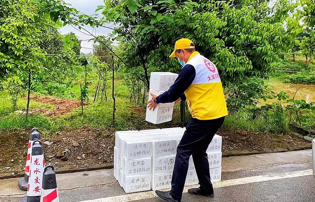 石马镇将食用菌送到宝兴与龙水交界处.jpg