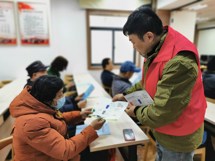 渝碚路街道站东路社区新时代文明实践站开展垃圾分类志愿活动.png