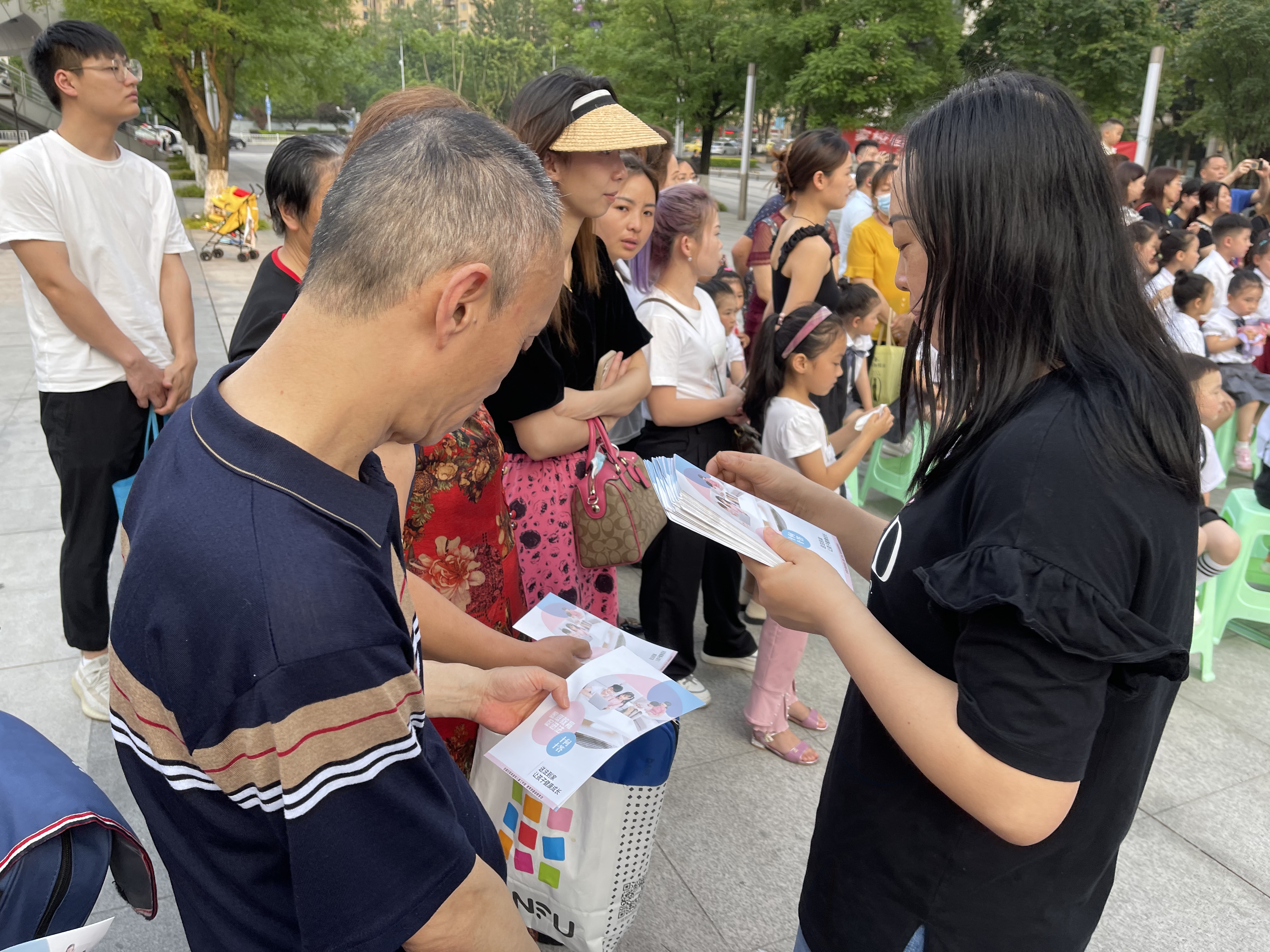 龙洲湾街道龙滨社区开展家庭教育宣传周活动