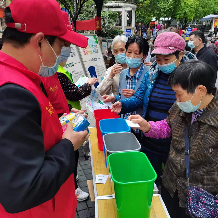 覃家岗街道新立社区新时代文明实践站开展&ldquo;垃圾分类一小步 健康文明一大步&rdquo;宣传活动.png