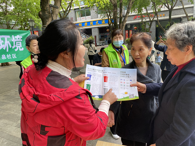 覃家岗街道梨泉社区新时代文明实践站开展&ldquo;践行环保理念 珍爱生态环境&rdquo;主题宣传活动.png