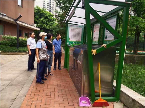 暗访考核小组检查现场。九龙坡区城市管理局供图 华龙网发