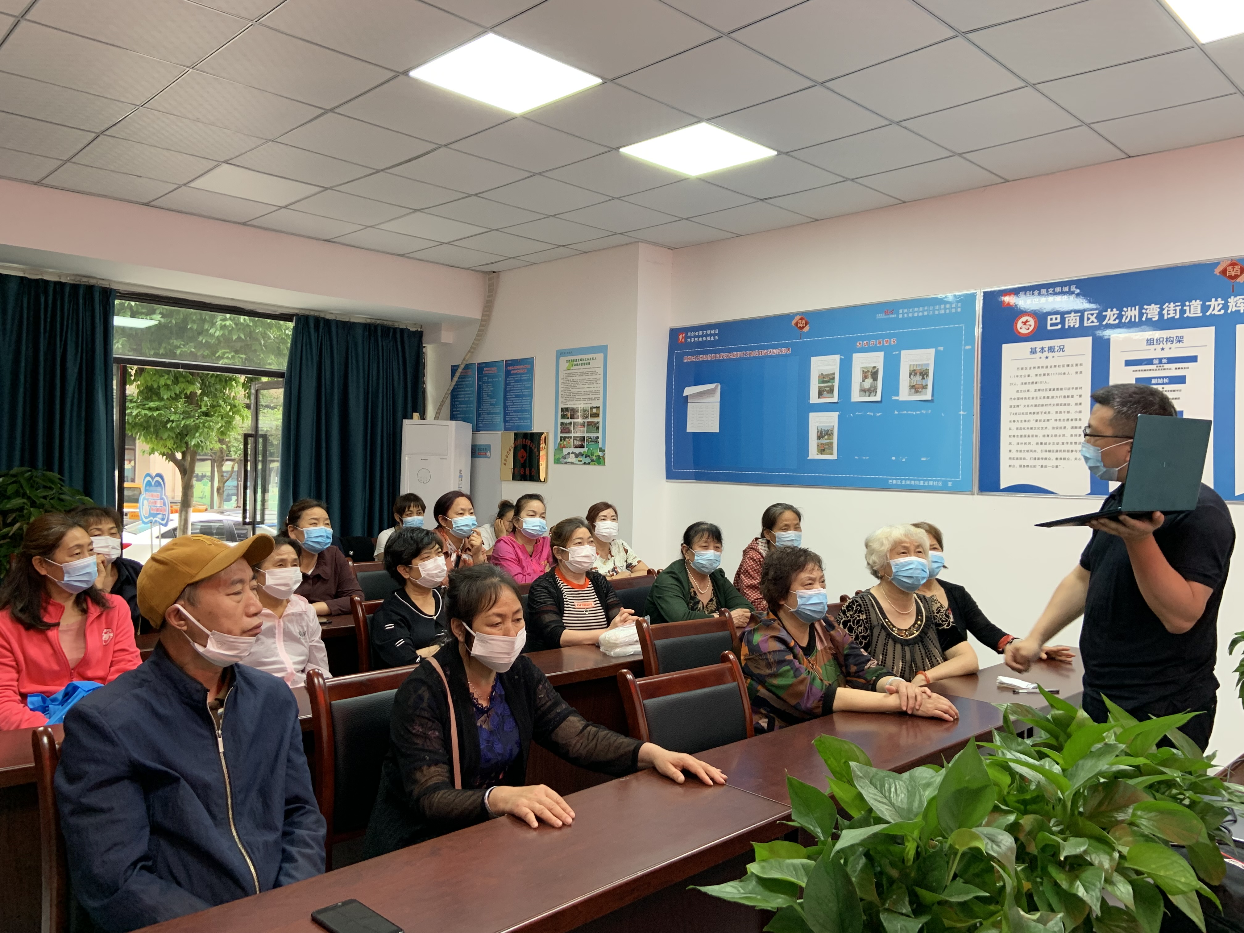 龙洲湾街道龙辉社区新时代文明实践站开展科普大学颈椎病知识讲座