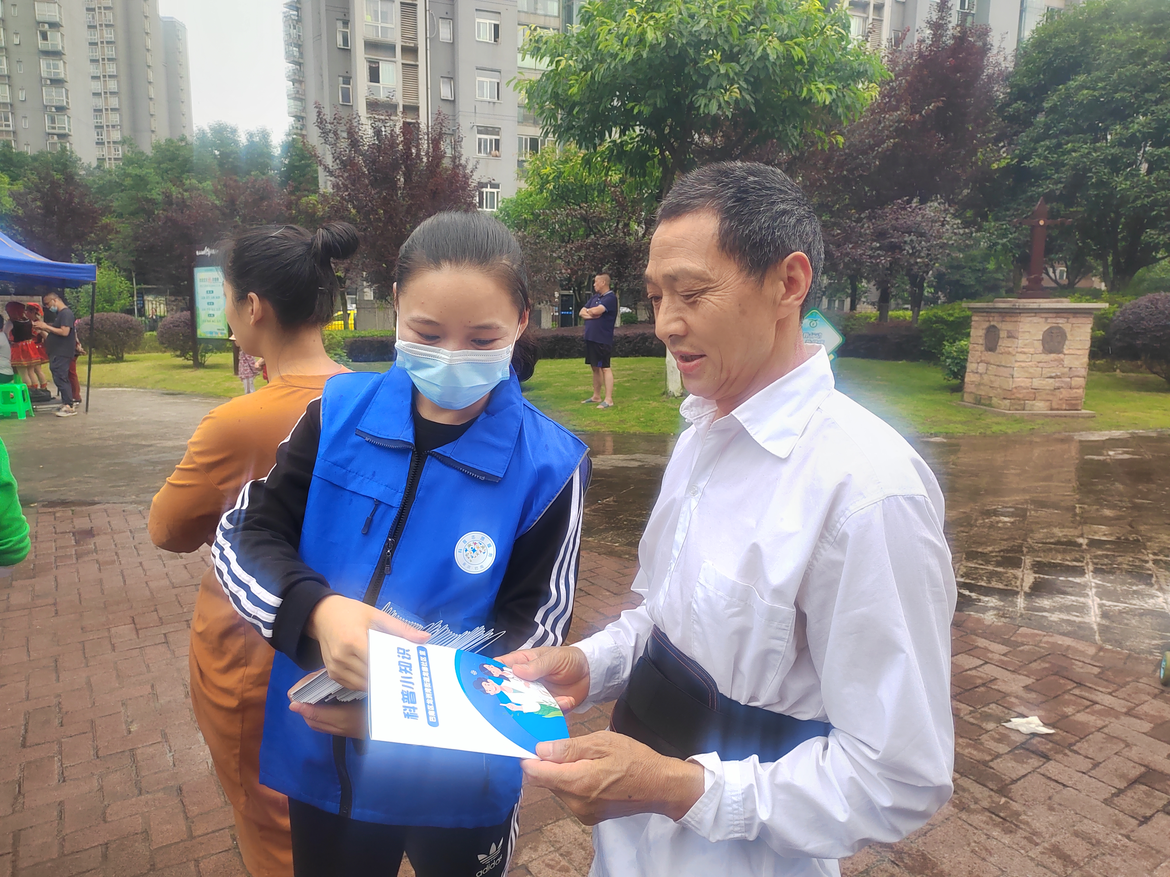 巴南区科协携手龙洲湾街道龙德社区开展科普宣传活动-巴南新时代文明