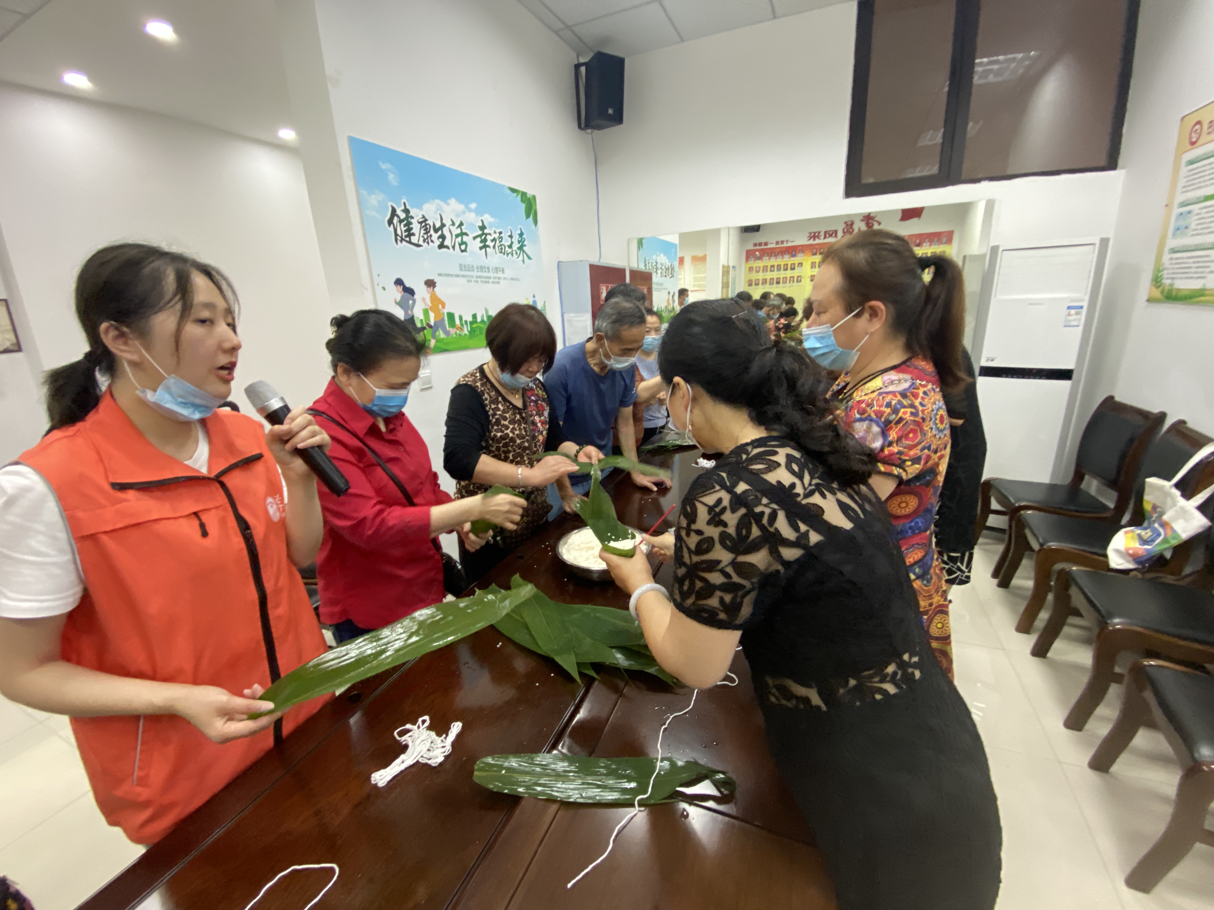 龙洲湾街道龙滨社区开展我们的节日端午包粽子活动