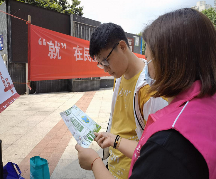 覃家岗街道凤天路社区新时代文明实践站开展垃圾分类志愿服务活动.png