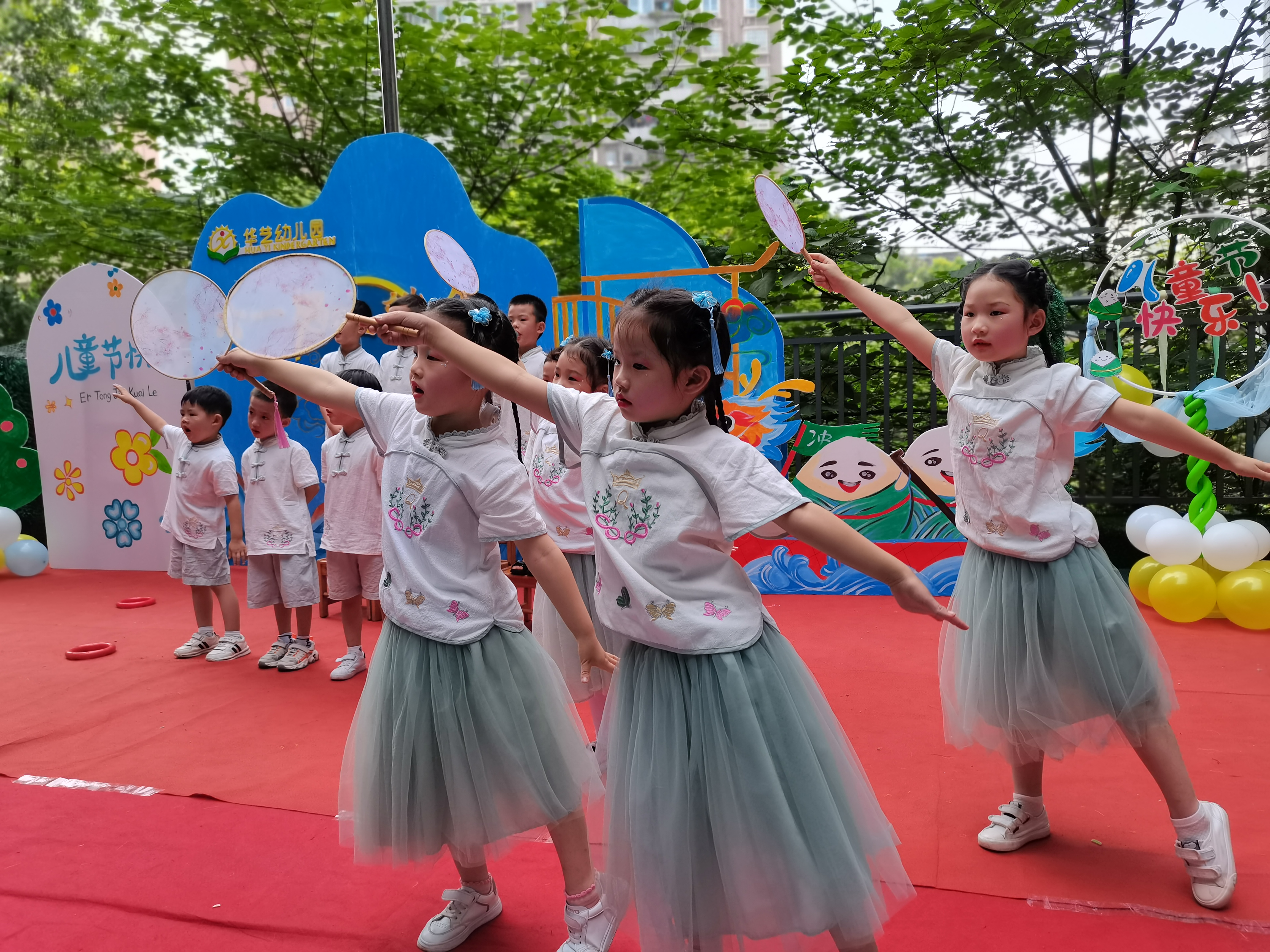 龙洲湾街道龙华社区开展欢乐六一61五彩童年儿童节活动