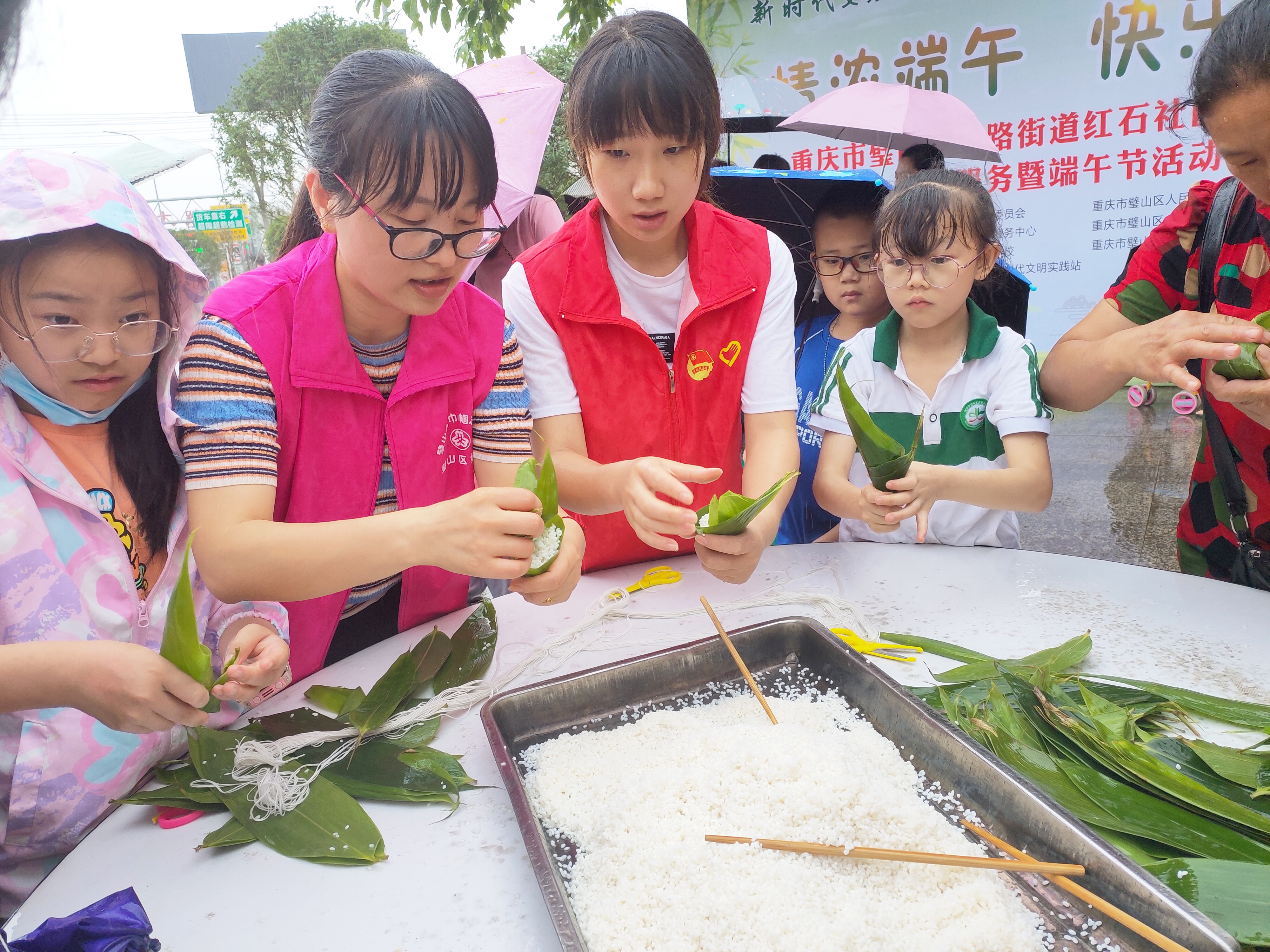 2022年6月1日，大路街道红石社区开展&ldquo;情浓端午，快乐六一&rdquo;关爱儿童志愿服务活动，志愿者带领孩子们包粽子（廖林林 18883168231 红石社区）.jpg