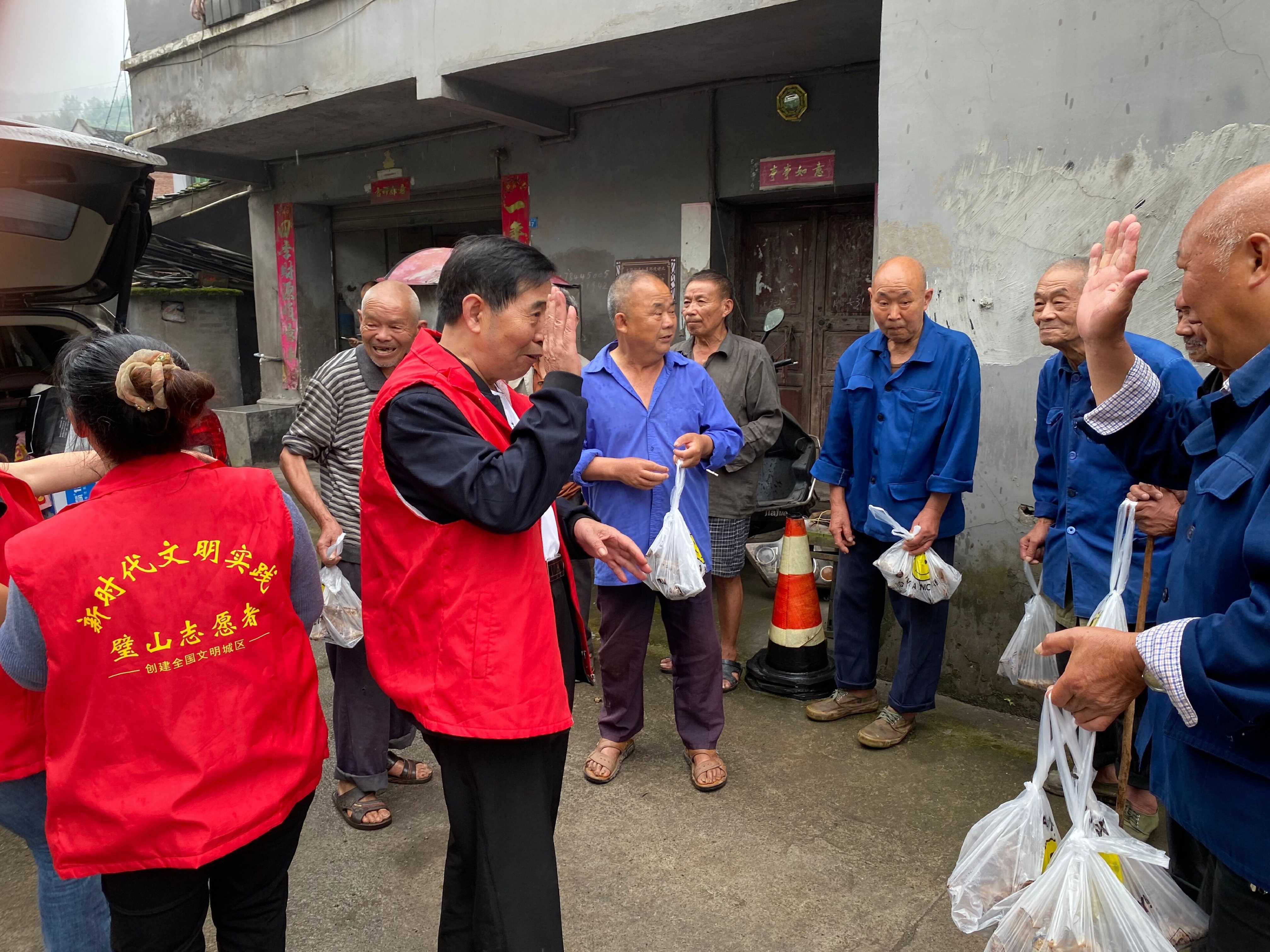 2022年6月2日，璧山区大路街道福里村志愿者们包粽子送给五保家园老人，并送上节日祝福。.jpg