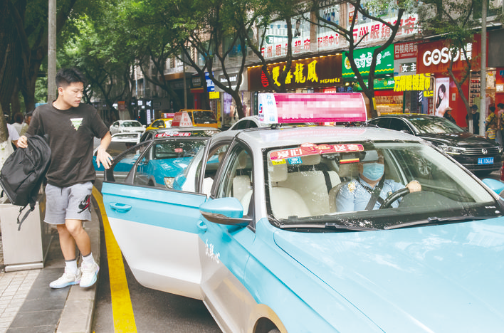 出租車不打表收費,宰客,甩客等少數違規經營亂象,影響了萬州城市形象.