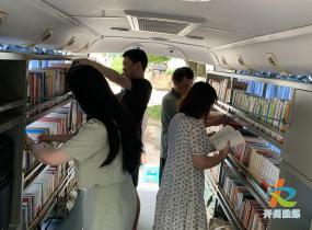 开州区图书馆流动图书车走进永兴社区