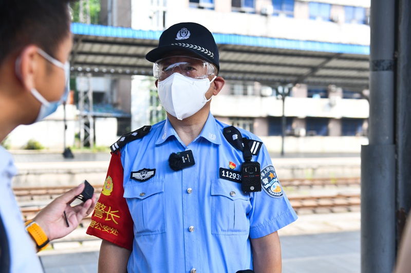 乘警马红兵。邹乐 摄