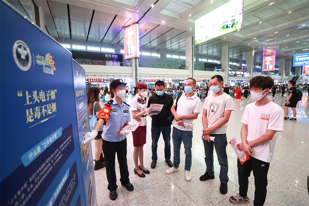 6月23日，民警和铁路职工在重庆北站候车厅向旅客开展禁毒宣传。 .jpg